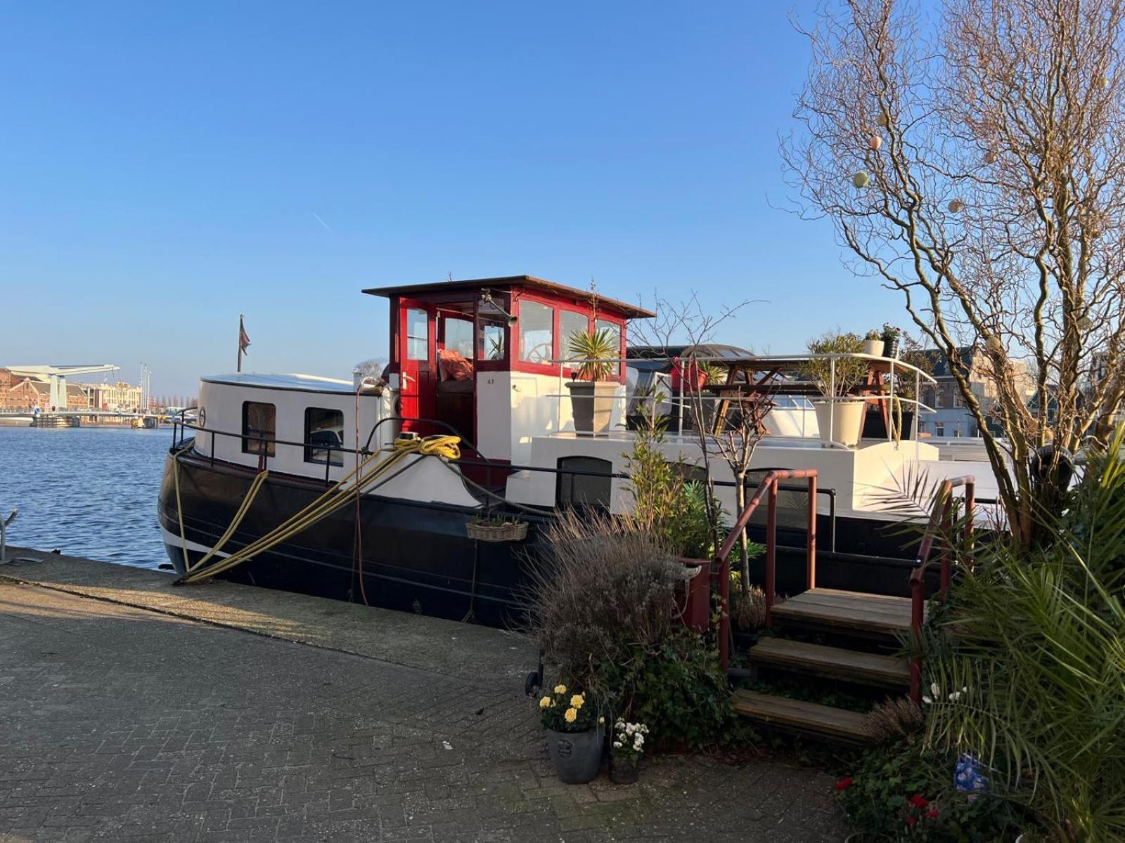 B&B Teddy "Prachtig Authentiek Woonschip Uit 1912, 15 Minuten Van Amsterdam" Wormer Экстерьер фото