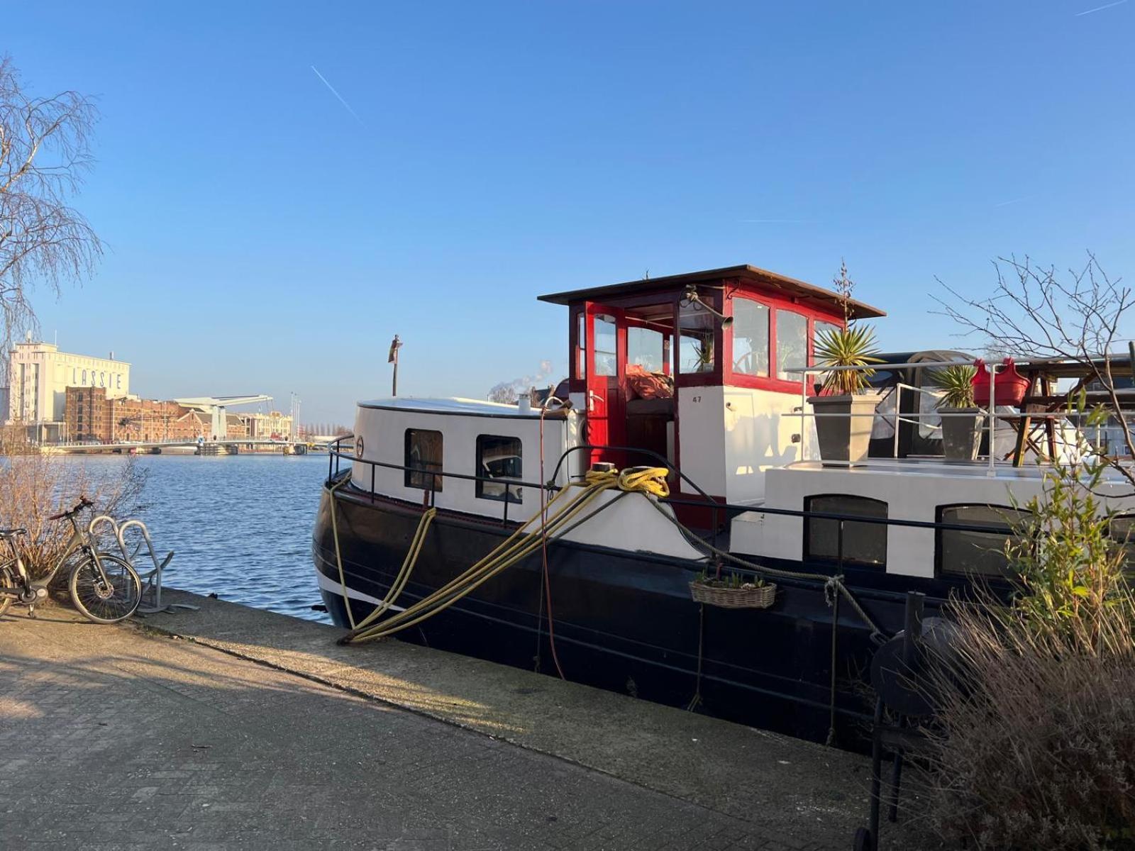 B&B Teddy "Prachtig Authentiek Woonschip Uit 1912, 15 Minuten Van Amsterdam" Wormer Экстерьер фото